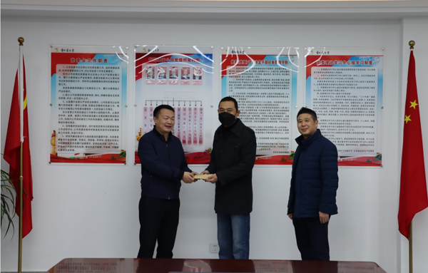 集團公司黨委委員、副總經(jīng)理胡新付到公司走訪慰問